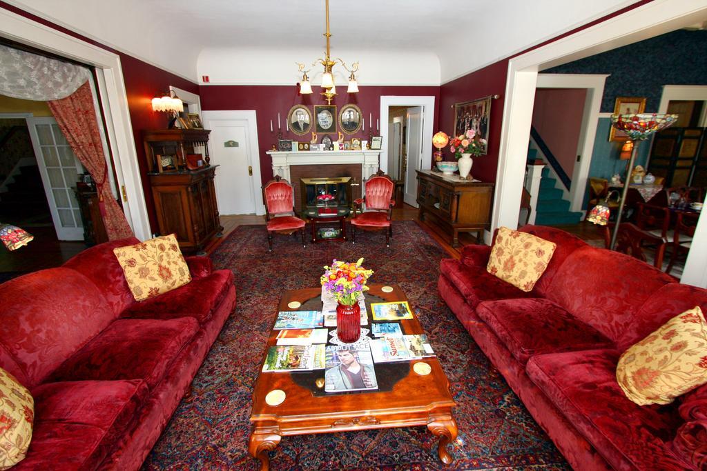 Lion And The Rose Victorian 2* Portland