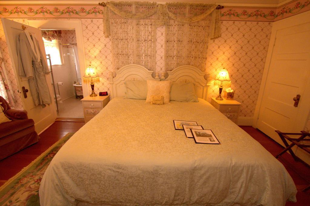 Lion And The Rose Victorian Guest house 2*