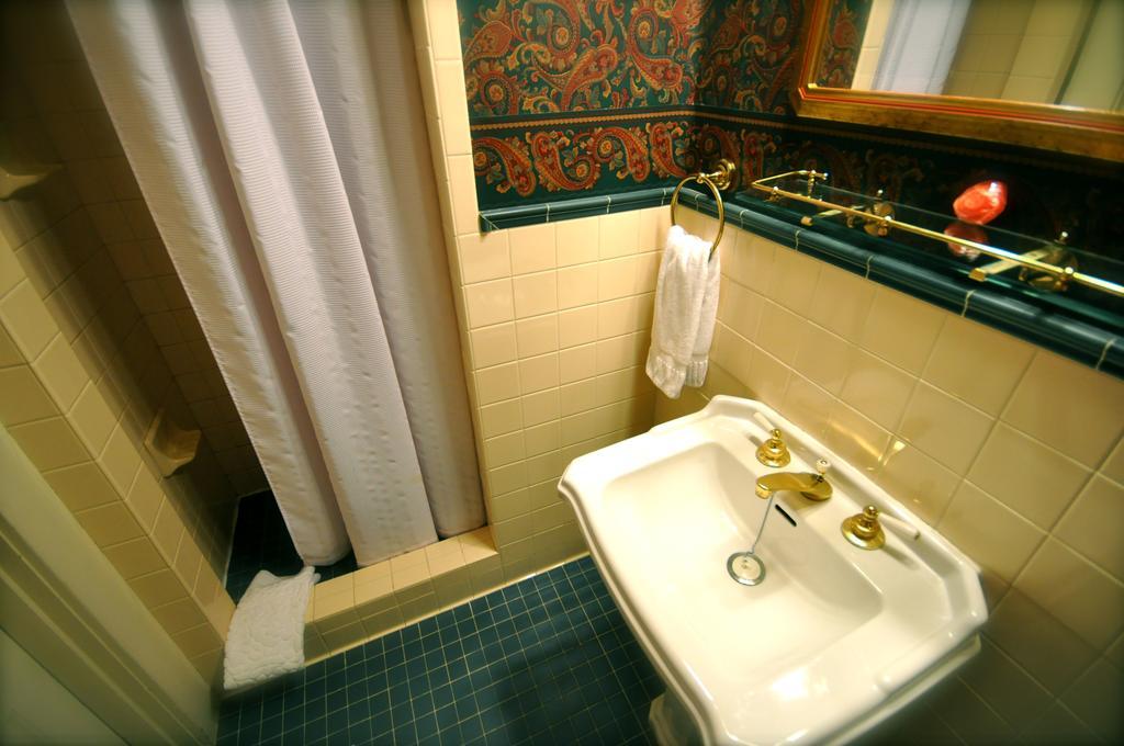 Lion And The Rose Victorian Guest house 2*