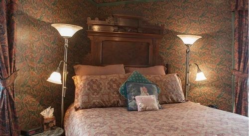 Lion And The Rose Victorian 2* Portland