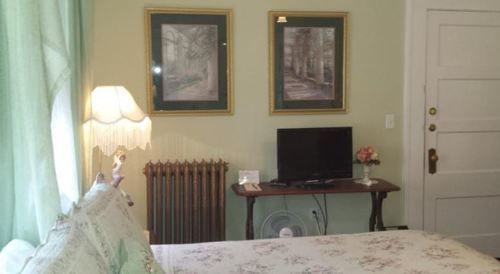 Lion And The Rose Victorian 2*