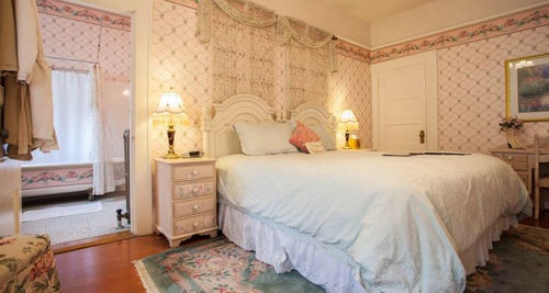 Lion And The Rose Victorian 2* Portland