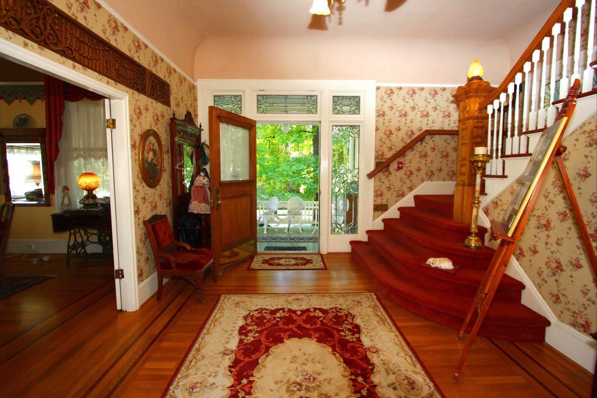 Lion And The Rose Victorian 2* Portland