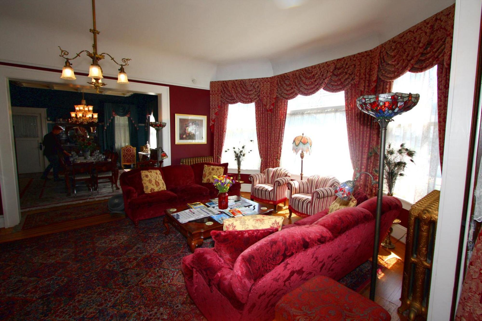 Guest house Lion And The Rose Victorian
