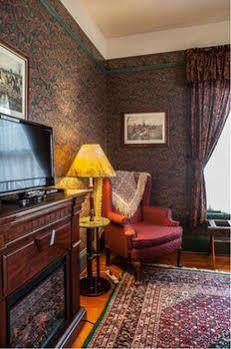 Lion And The Rose Victorian 2*