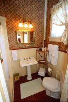 Lion And The Rose Victorian Guest house 2*